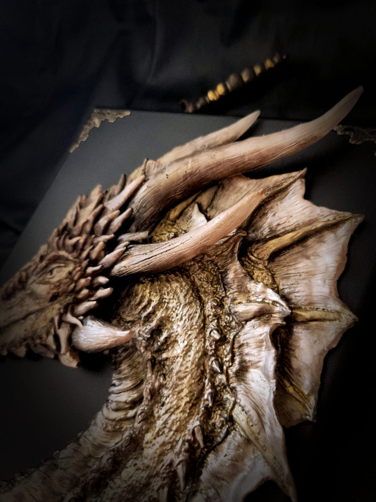Sculpture murale de Viserion peinte à la main sur toile noire 24 x 30 cm – Scales