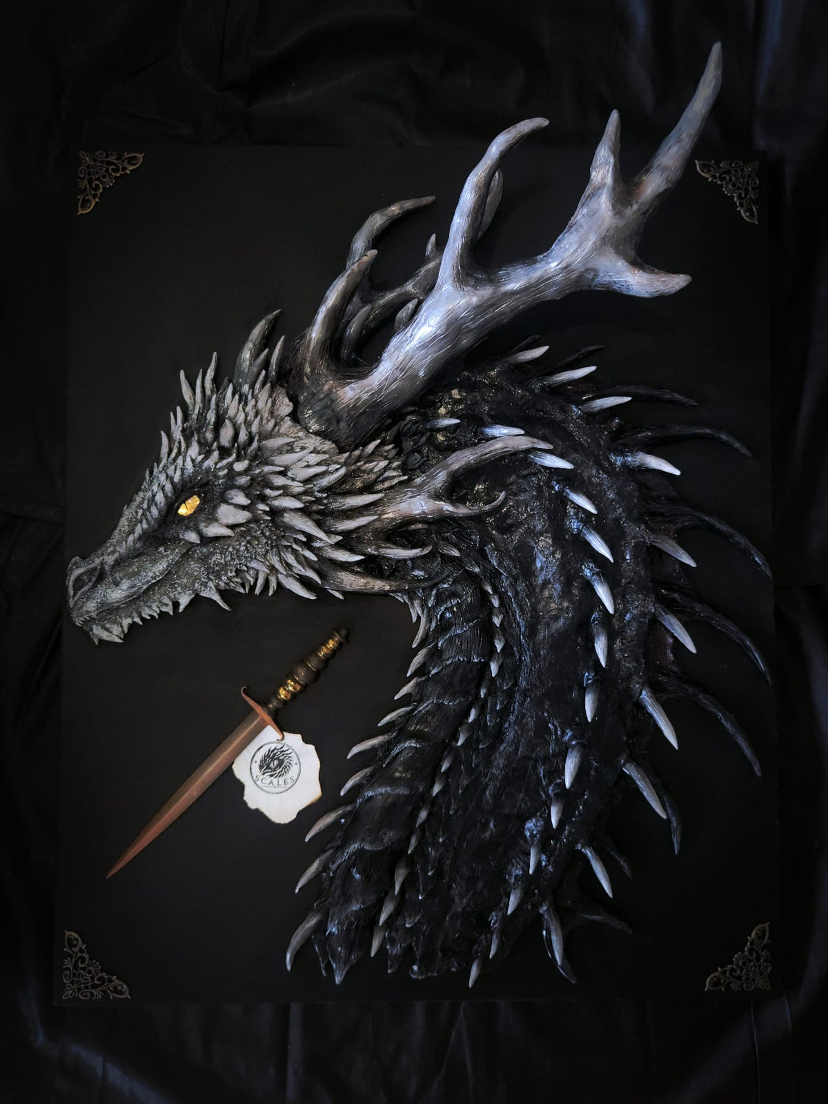 Sculpture murale unique Alaska, dragon noir et argent sur support 50x60 cm