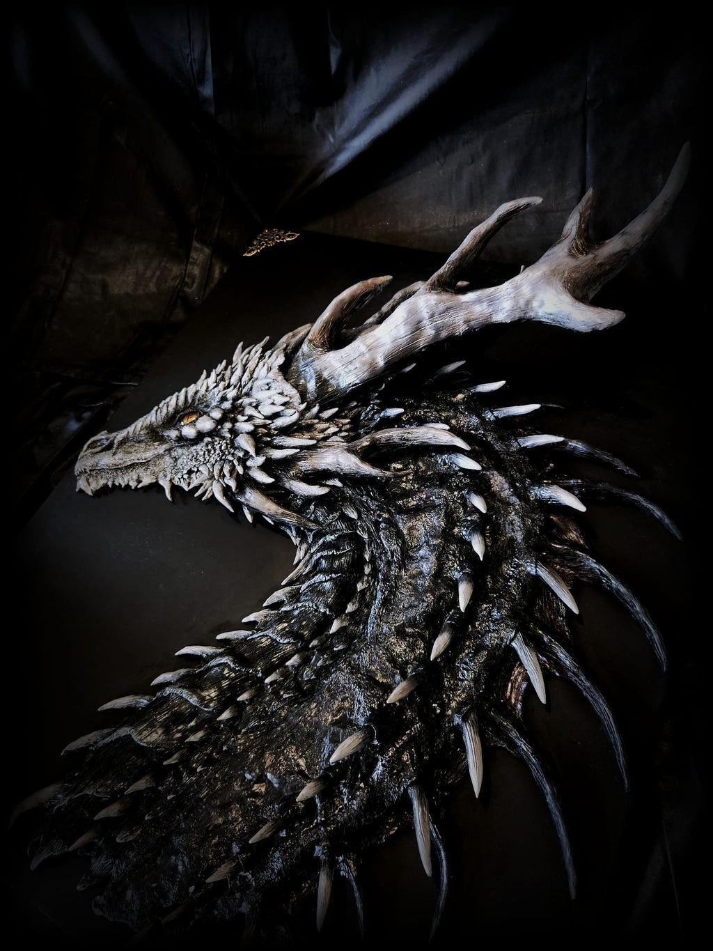 Détail de la tête et du cou sculptés du dragon Alaska