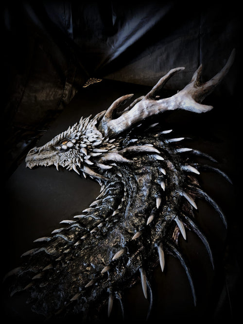 Détail de la tête et du cou sculptés du dragon Alaska