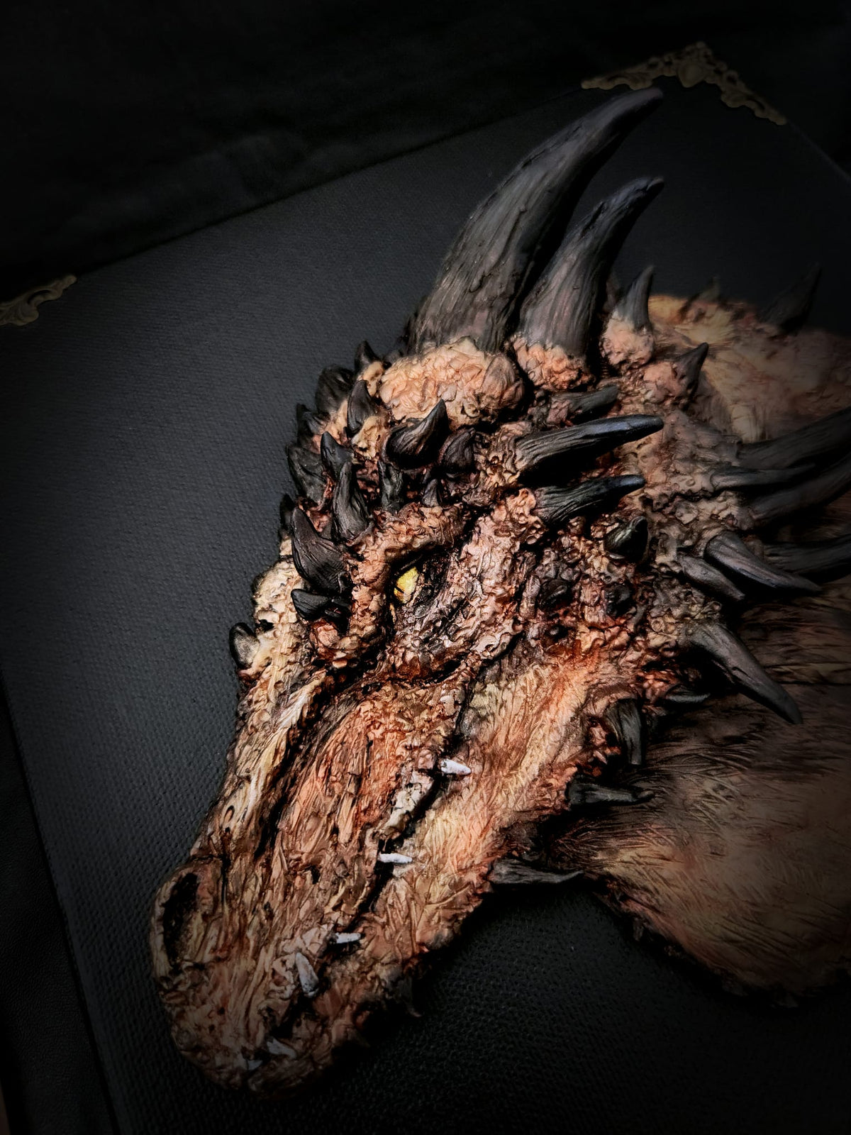 Détails de la sculpture de Vermithor peinte à la main – Scales