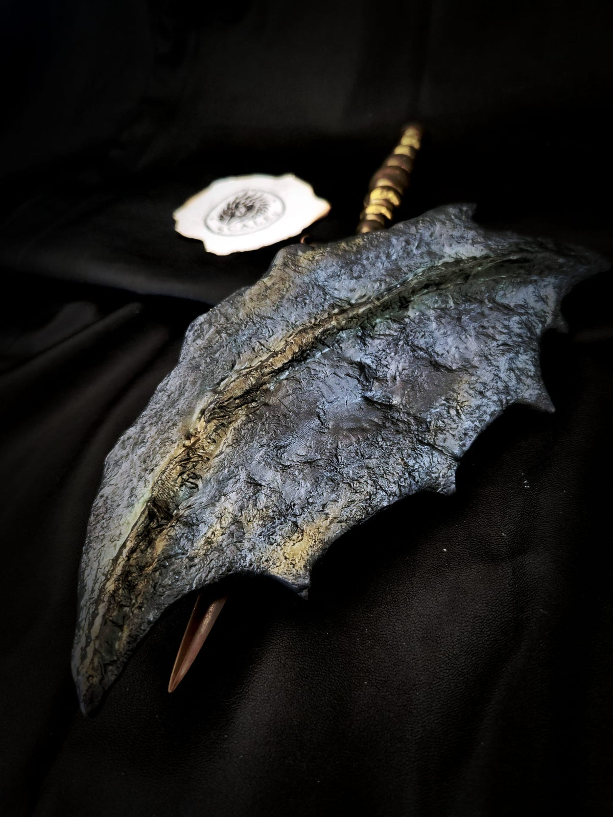Détail de l’écaille d’Abraxos avec cicatrice sculptée et finitions peintes à la main – Scales