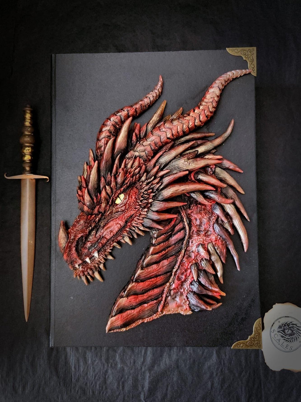 Sketchbook A4 Deigh avec sculpture de dragon peinte à la main – Scales