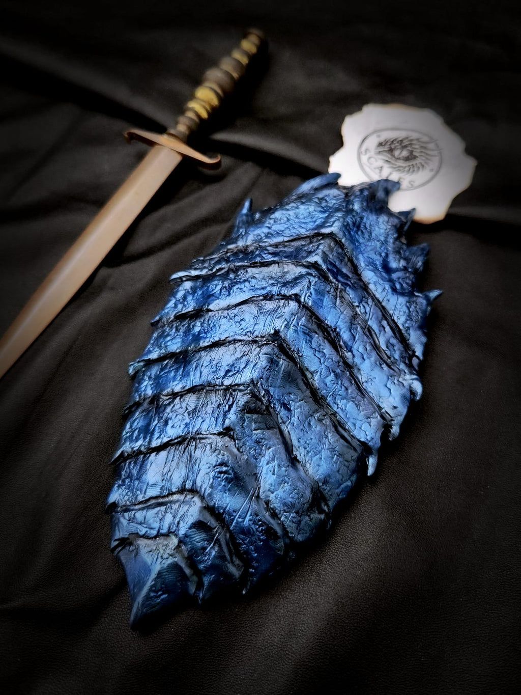 Détails et textures de l’écaille de Saphira peinte à la main – Scales