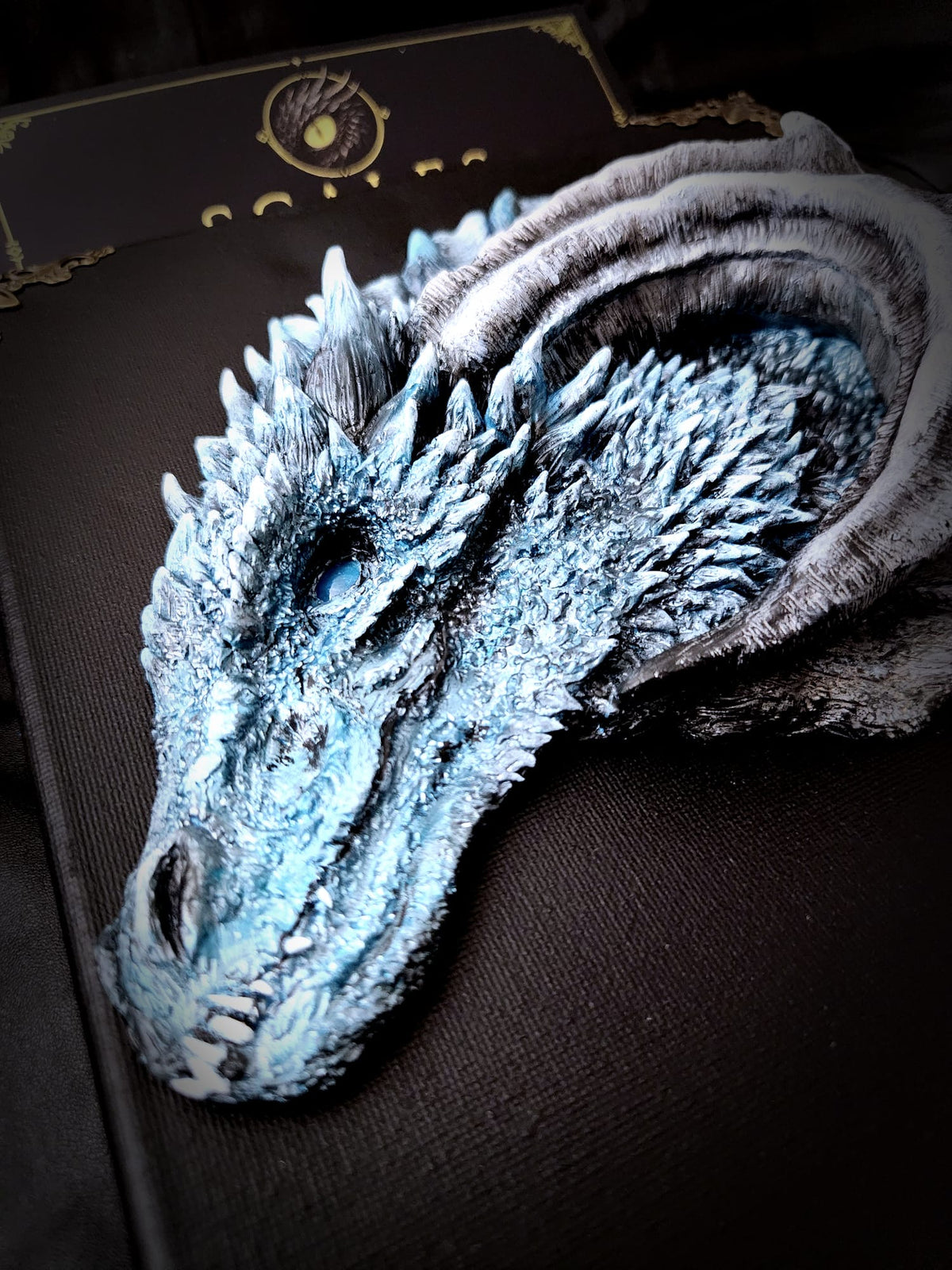 Détails de la sculpture de dragon Aragon peinte à la main – Scales