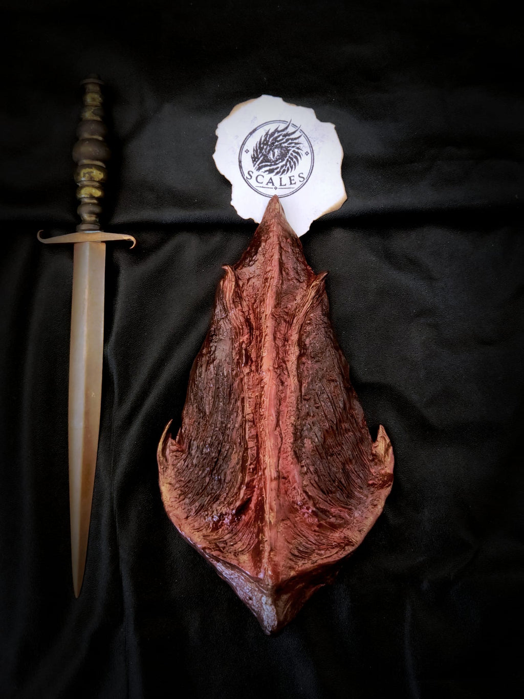 Écaille de dragon Thorn rouge sculptée et peinte à la main – Scales