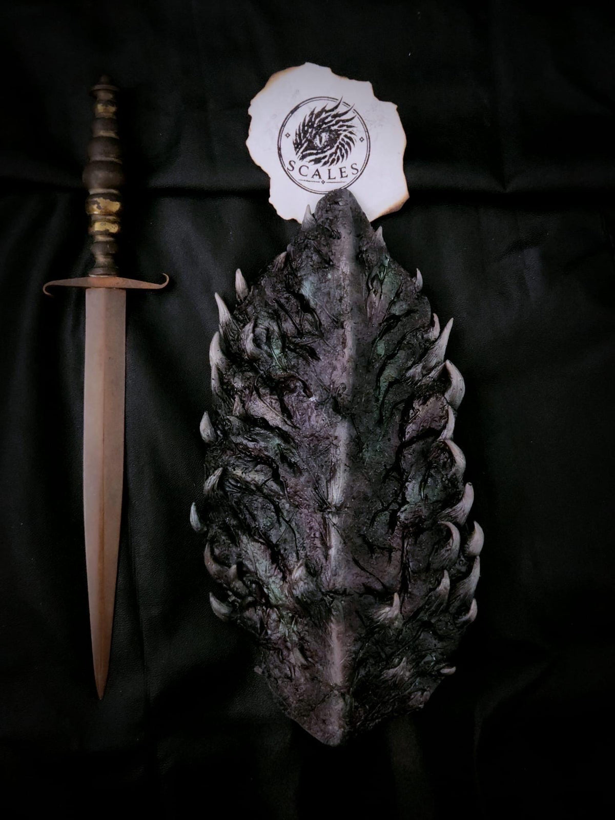  Écaille de Balerion noire sculptée et peinte à la main