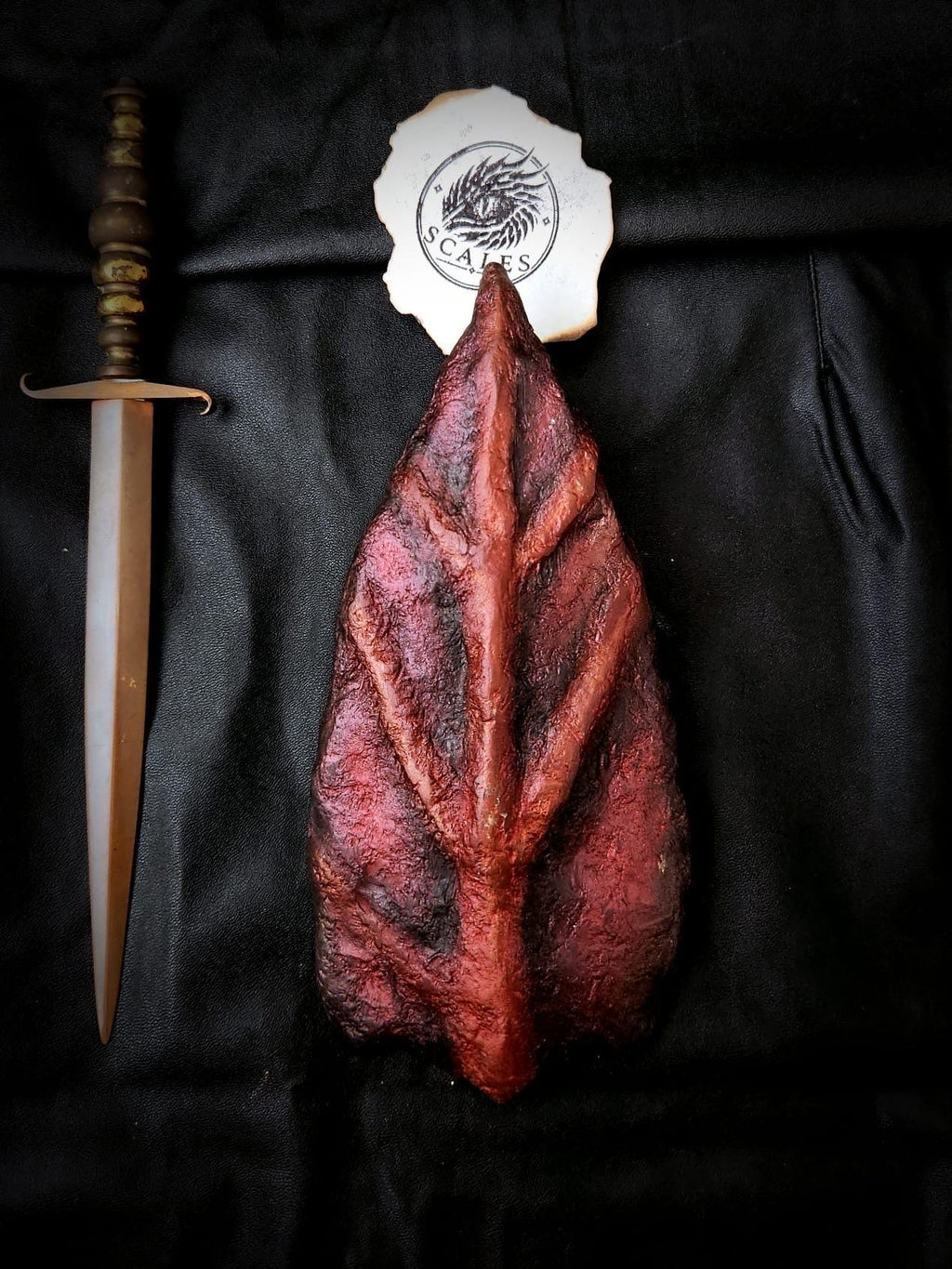Écaille de Caraxes rouge sculptée et peinte à la main