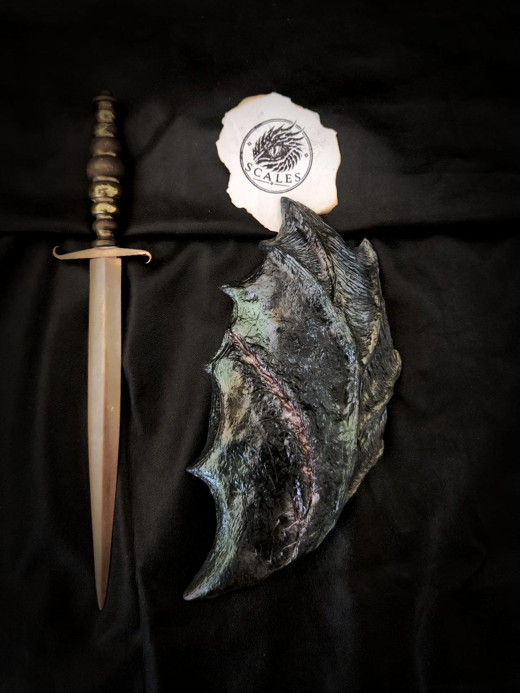 Détail de l’écaille d’Abraxos avec cicatrice sculptée et finitions peintes à la main – Scales