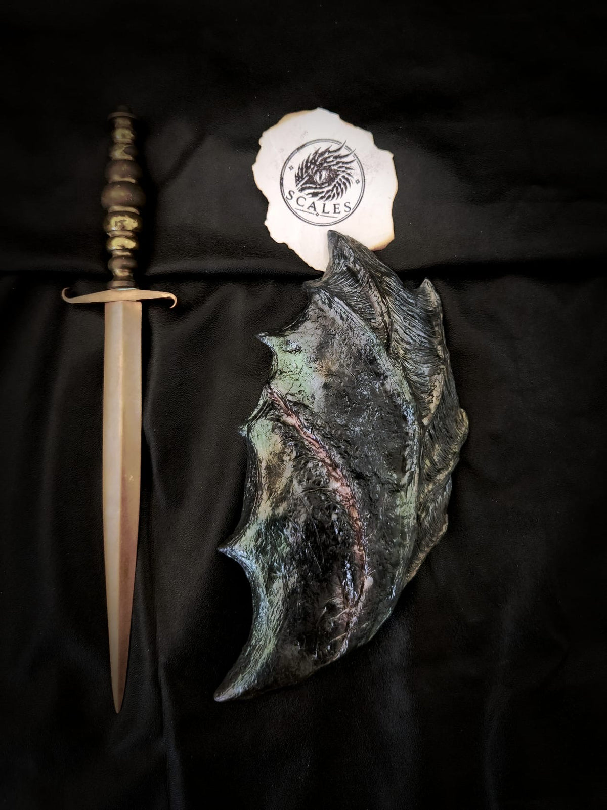 Détail de l’écaille d’Abraxos avec cicatrice sculptée et finitions peintes à la main – Scales