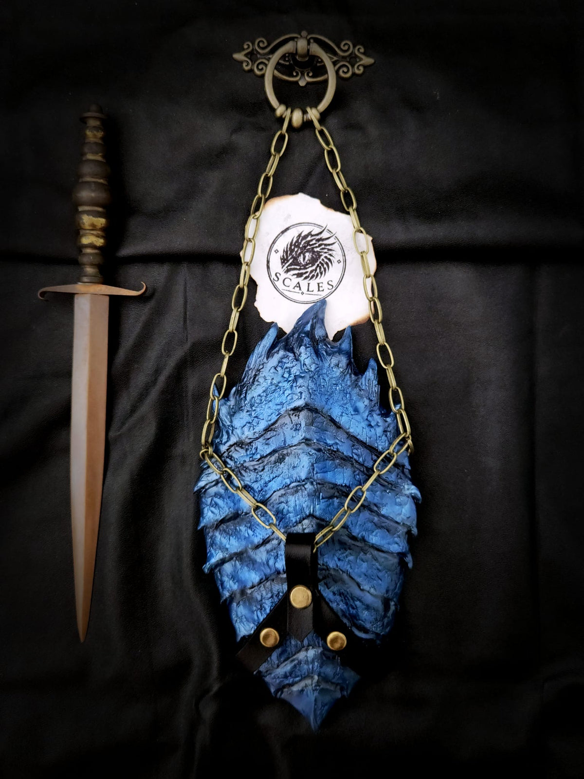 Écaille de Saphira bleue avec harnais en cuir et chaîne – Scales
