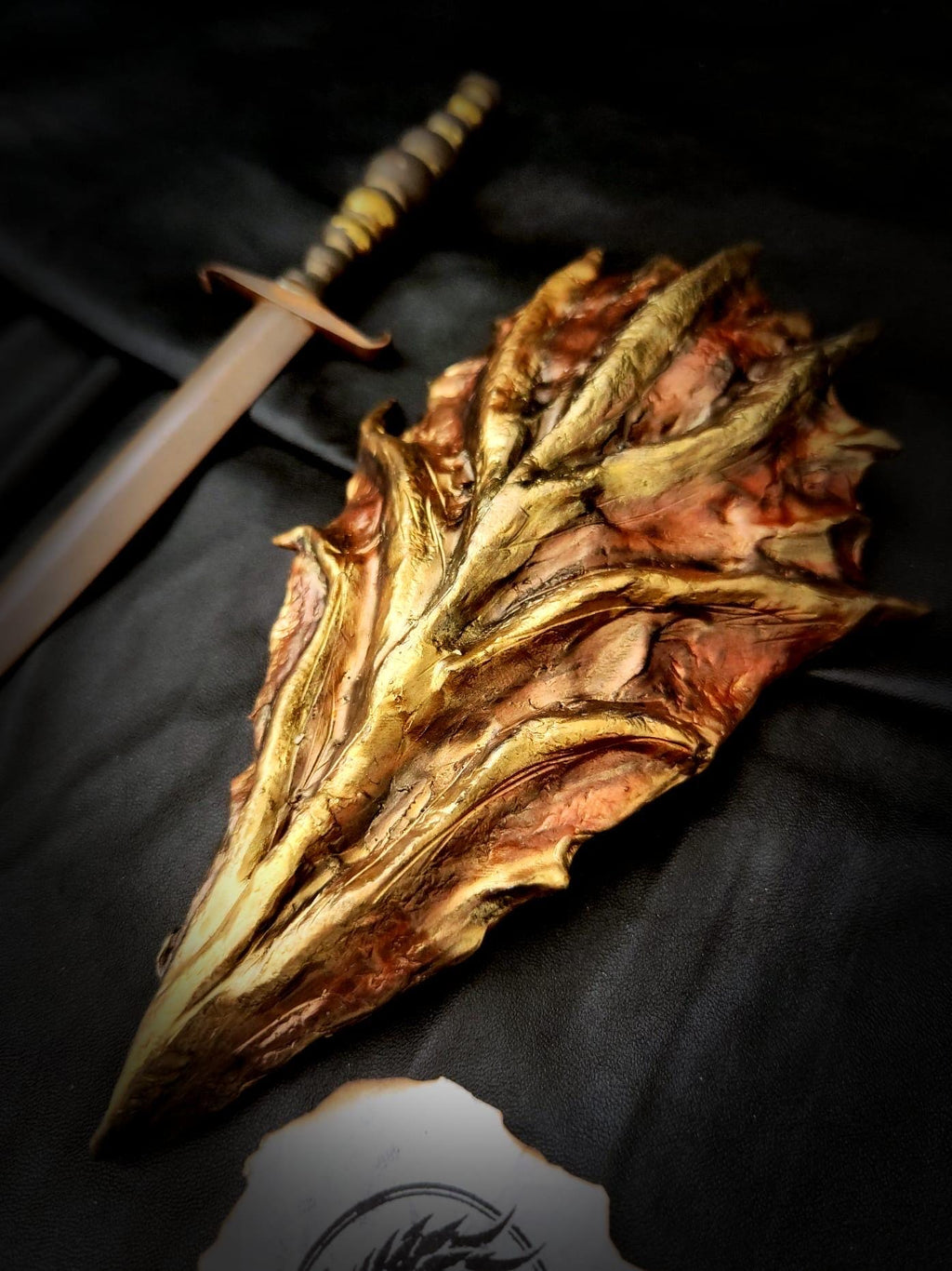 Détail des reliefs et reflets dorés de l’écaille de Smaug