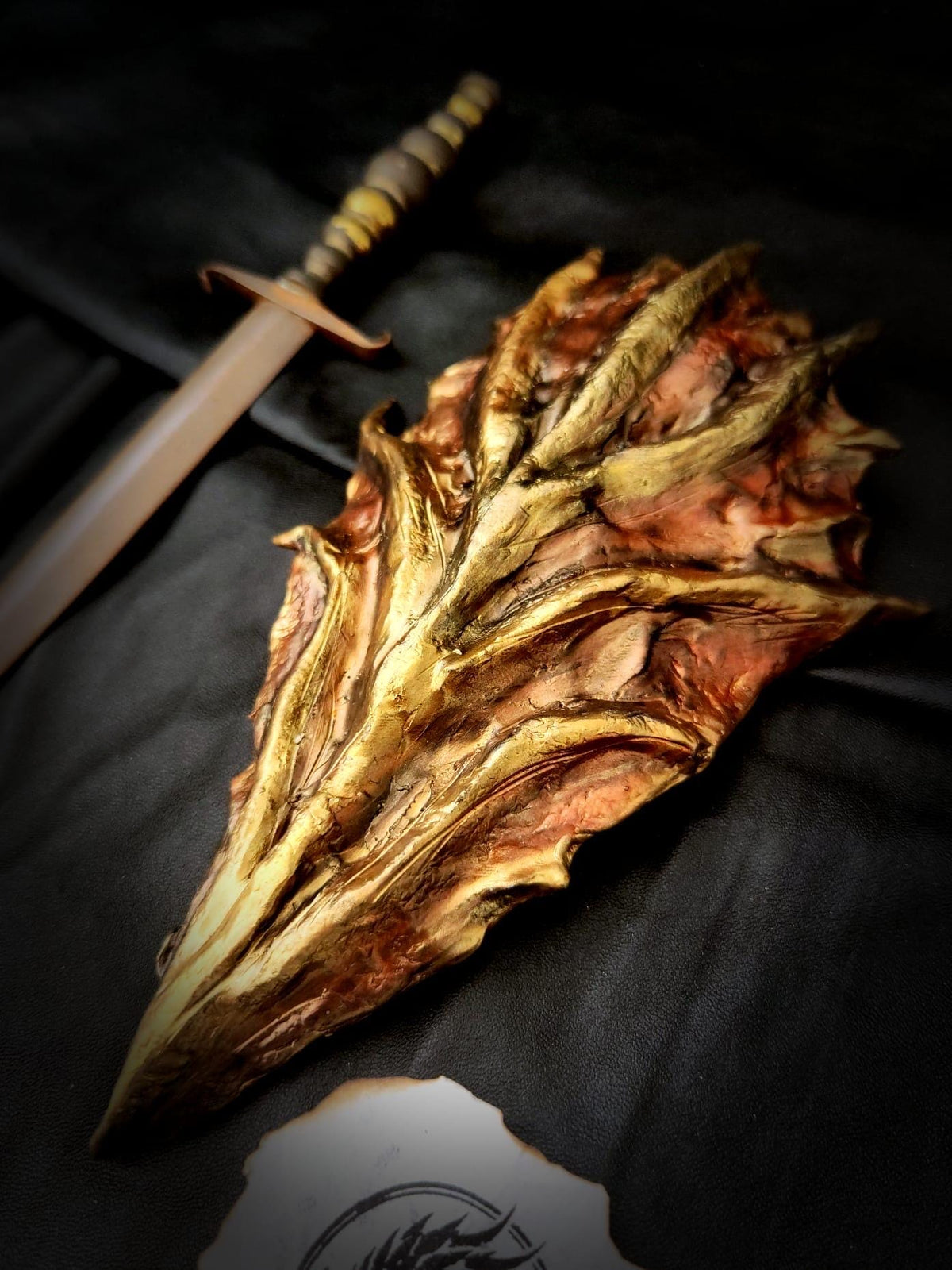 Détail des reliefs et reflets dorés de l’écaille de Smaug