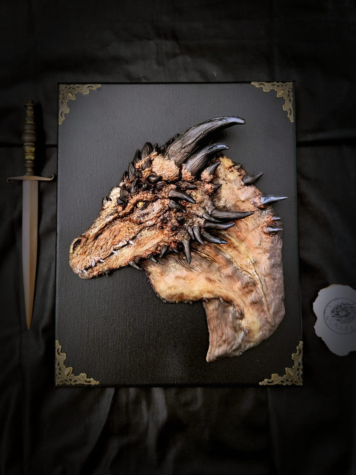 Sculpture de Vermithor peinte à la main sur toile noire 24 x 30 cm – Scales