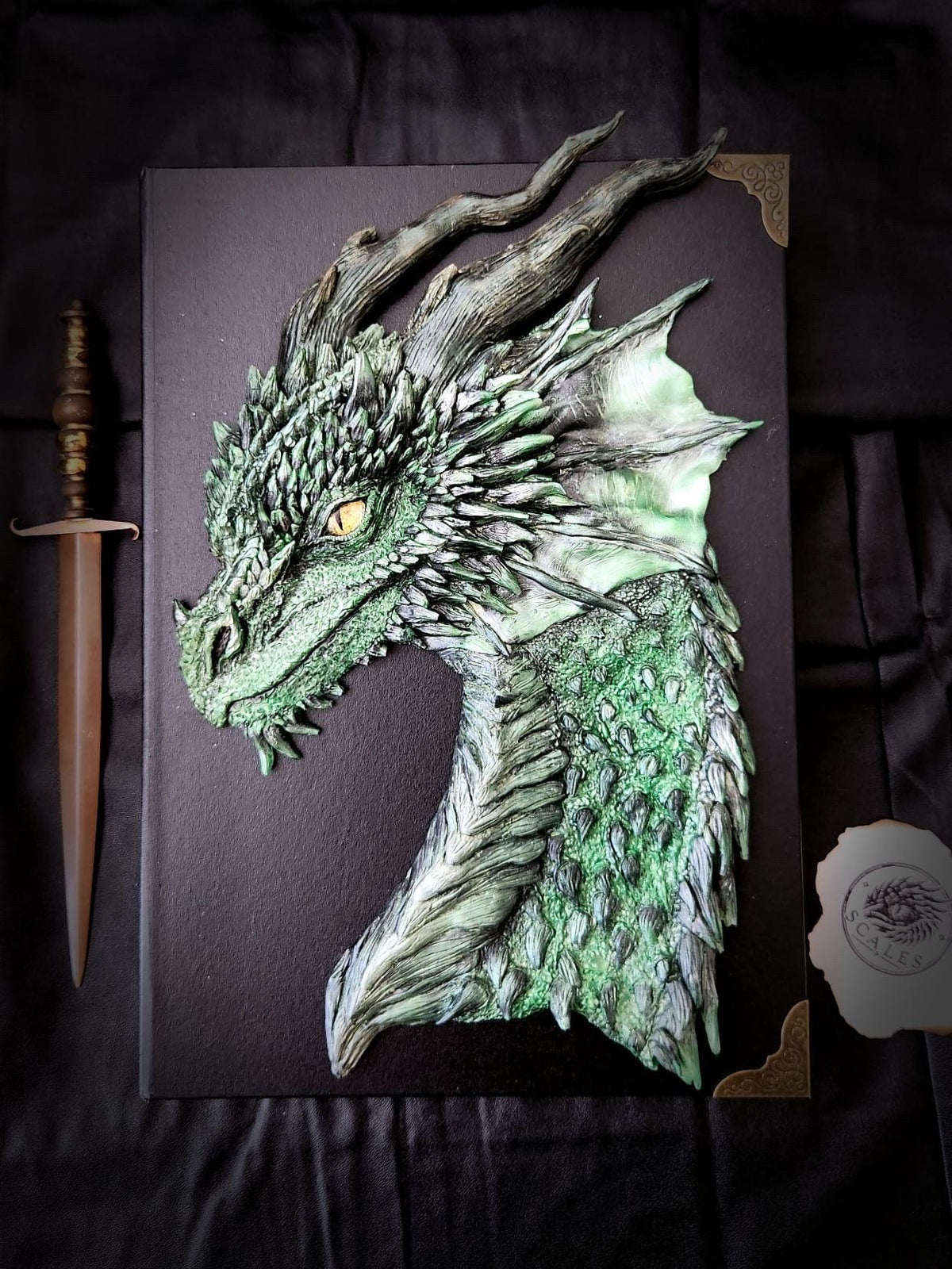 Sketchbook A4 Feirge avec sculpture de dragon peinte à la main – Scales