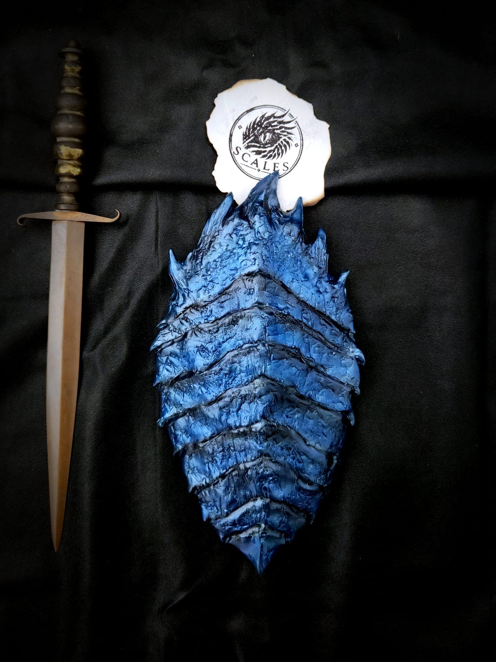 Écaille de dragon Saphira sculptée et peinte à la main en bleu – Scales