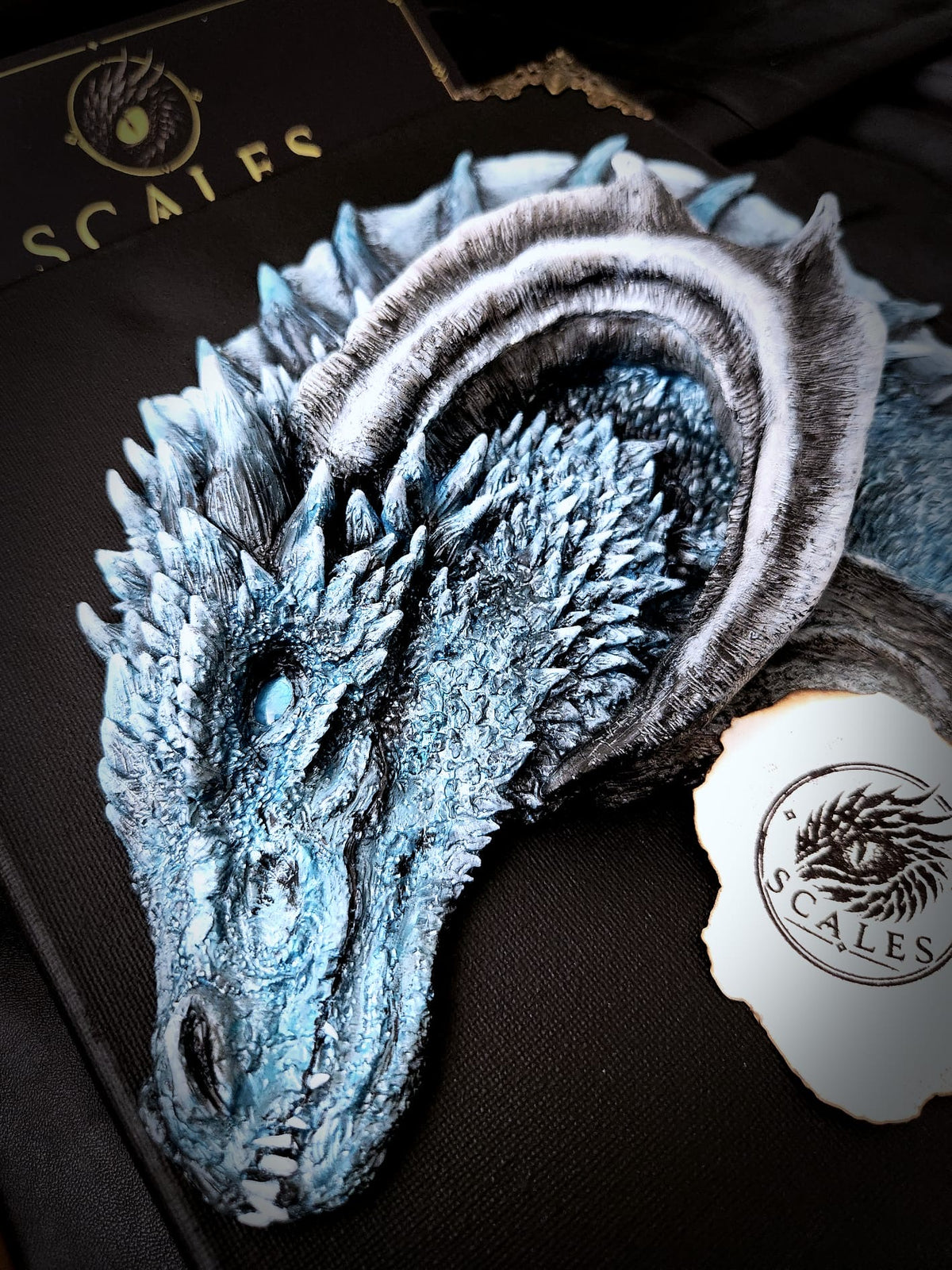 Détails de la sculpture de dragon Aragon peinte à la main – Scales