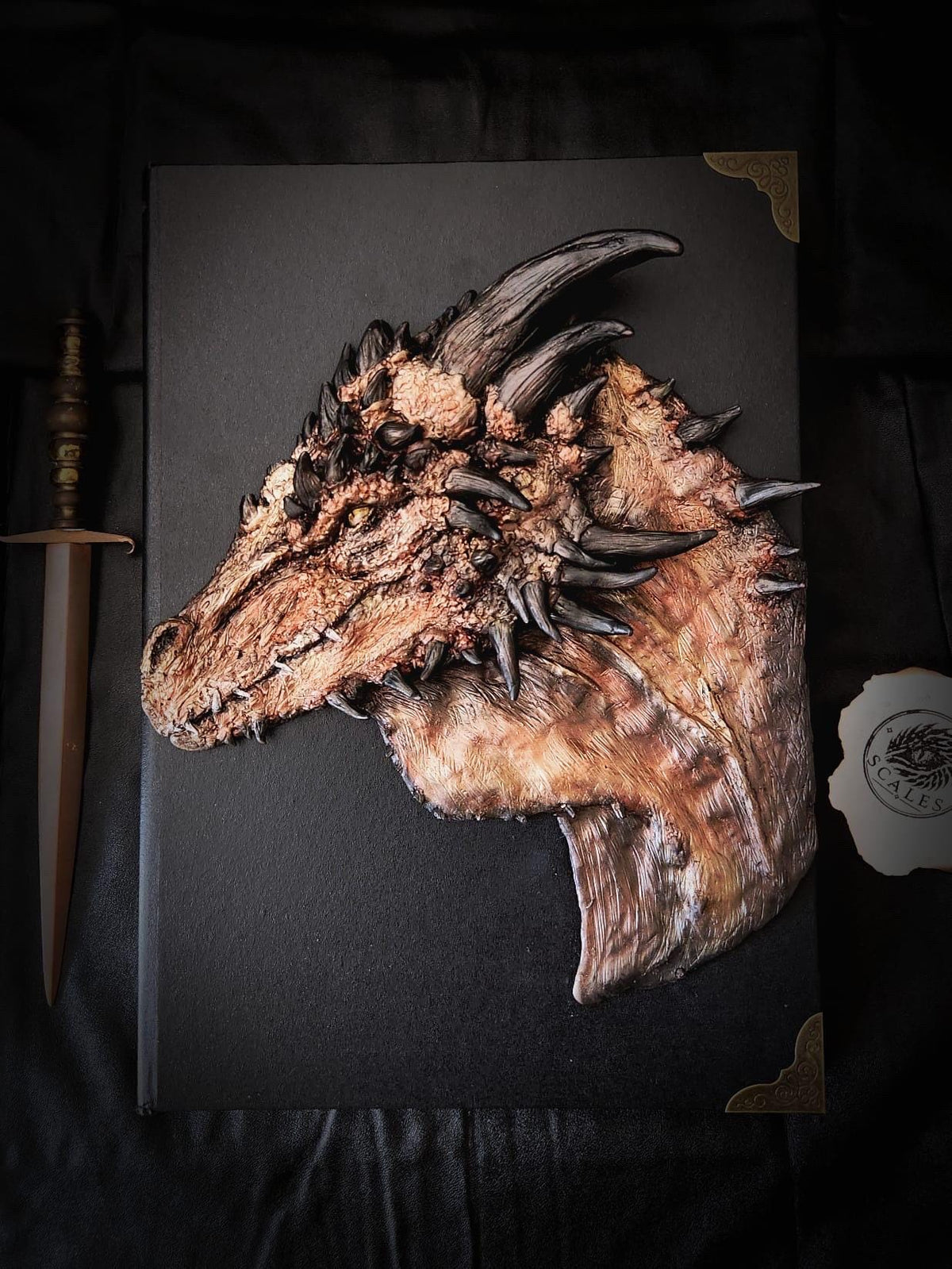 Sketchbook A4 avec sculpture de Vermithor peinte à la main – Scales