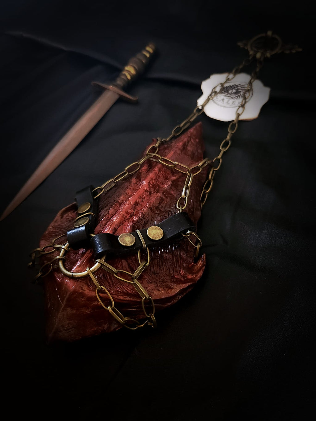 Écaille de dragon Thorn rouge sculptée et peinte à la main – Scales