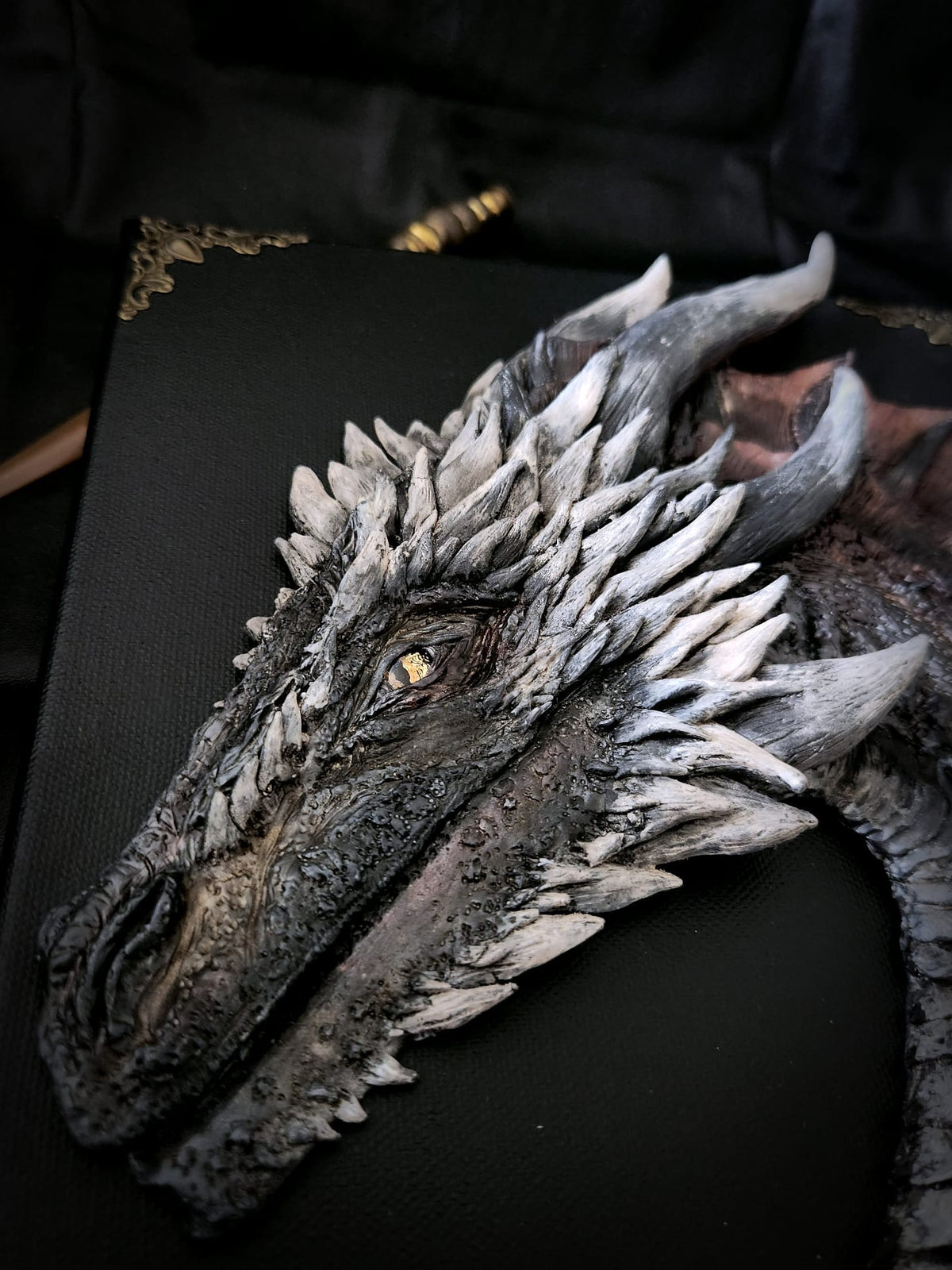Sculpture murale de Drogon peinte à la main sur toile noire 24 x 30 cm – Scales