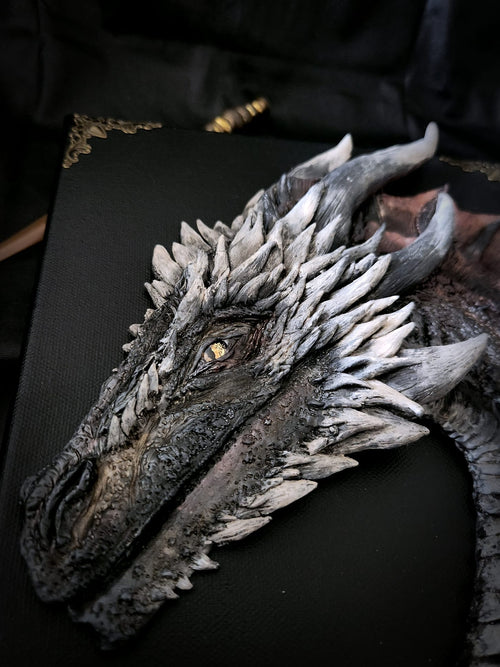 Sculpture murale de Drogon peinte à la main sur toile noire 24 x 30 cm – Scales