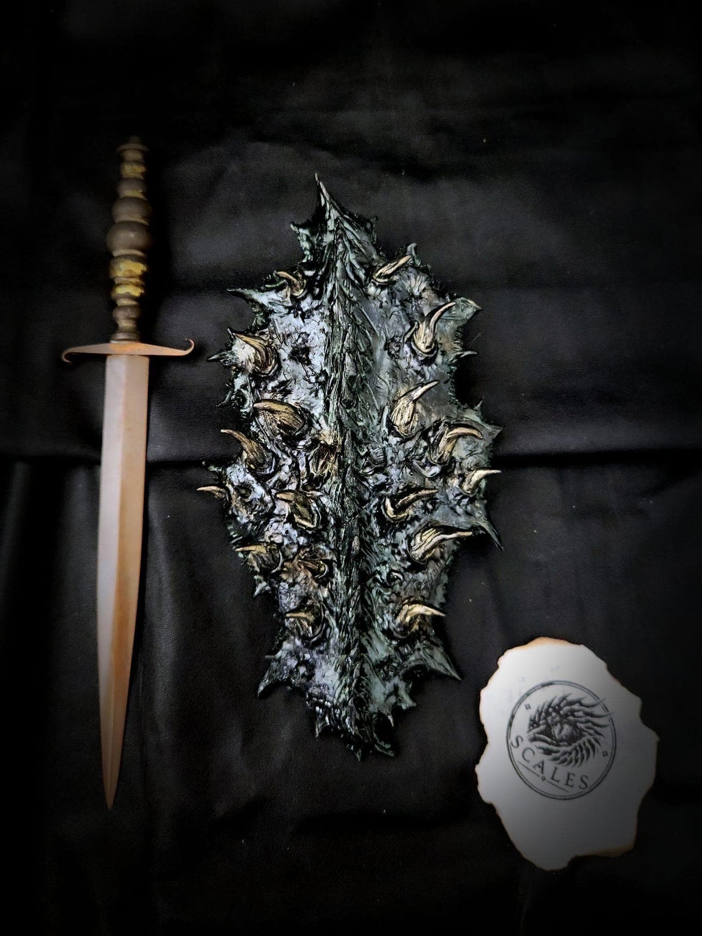 Écaille de Cannibal verte sculptée et peinte à la main