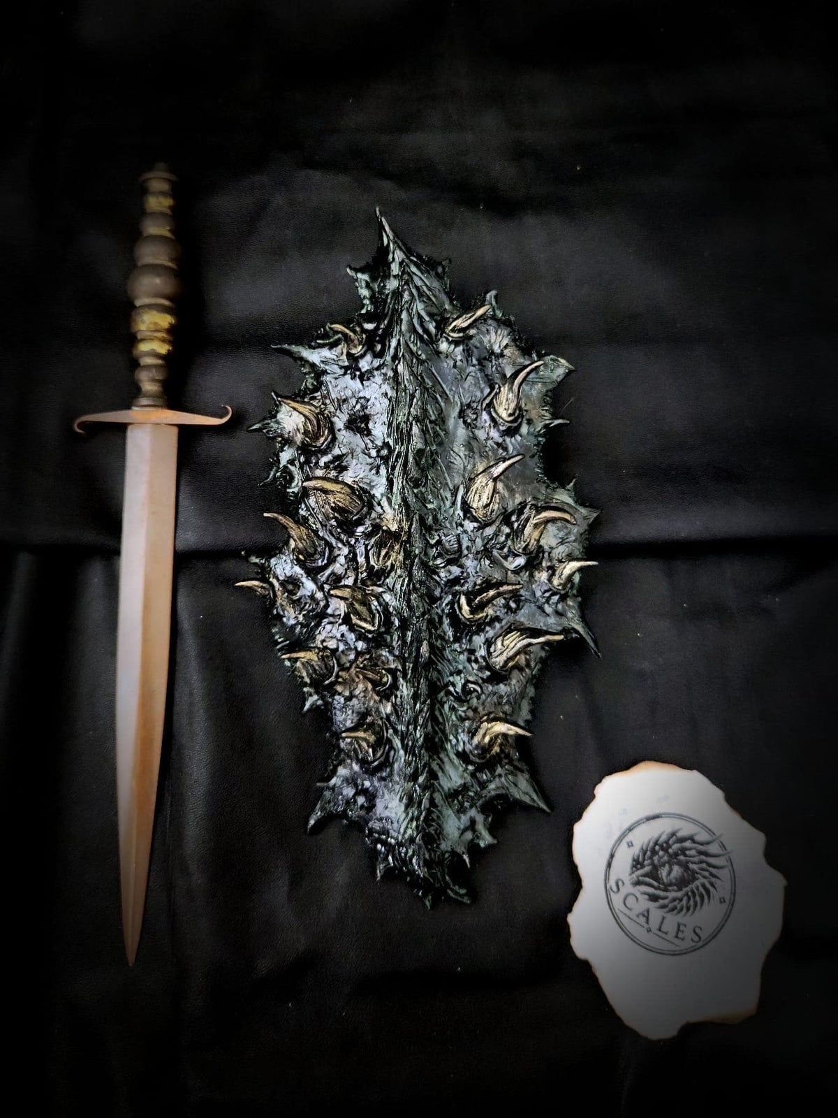 Écaille de Cannibal verte sculptée et peinte à la main