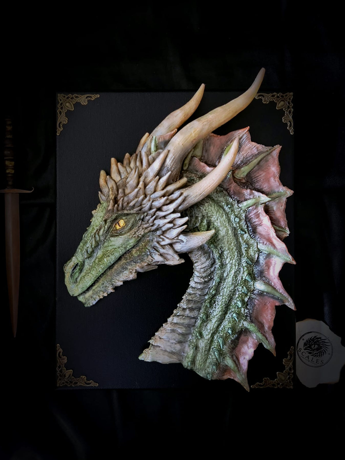 Sculpture murale de Rhaegal peinte à la main sur toile noire 24 x 30 cm – Scales
