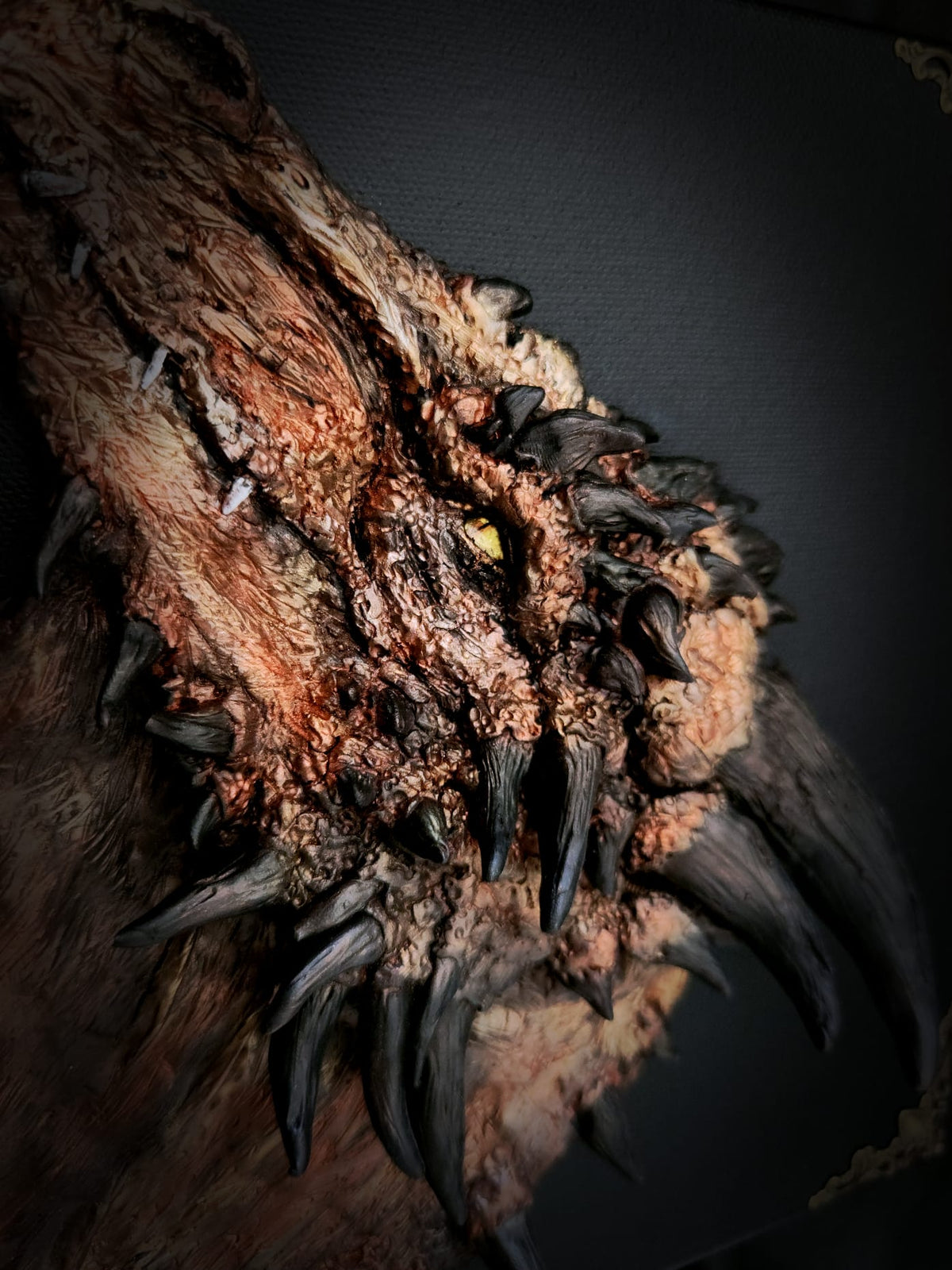 Détails de la sculpture de Vermithor peinte à la main – Scales