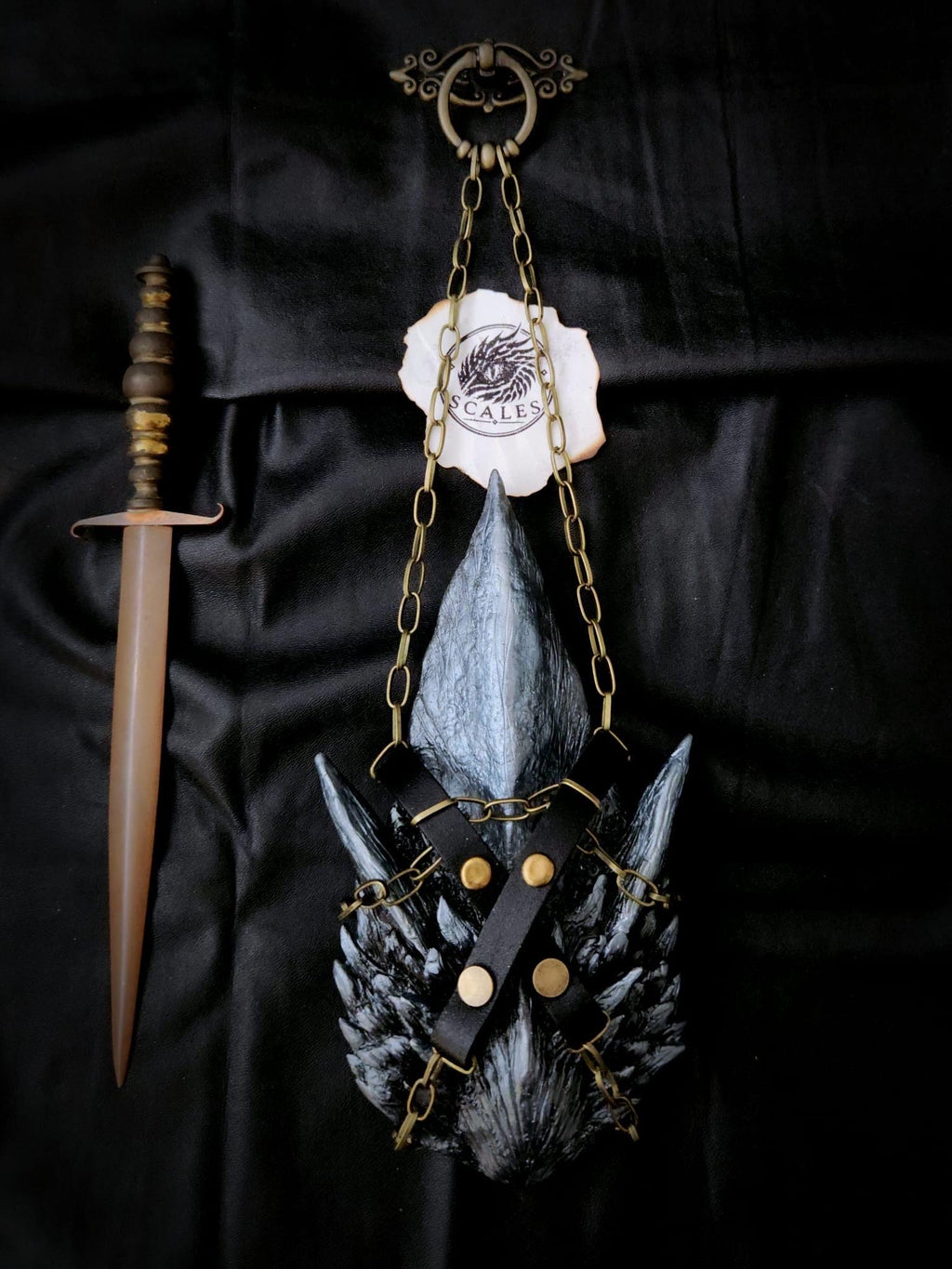     Écaille de Silverwing avec harnais en cuir et chaîne