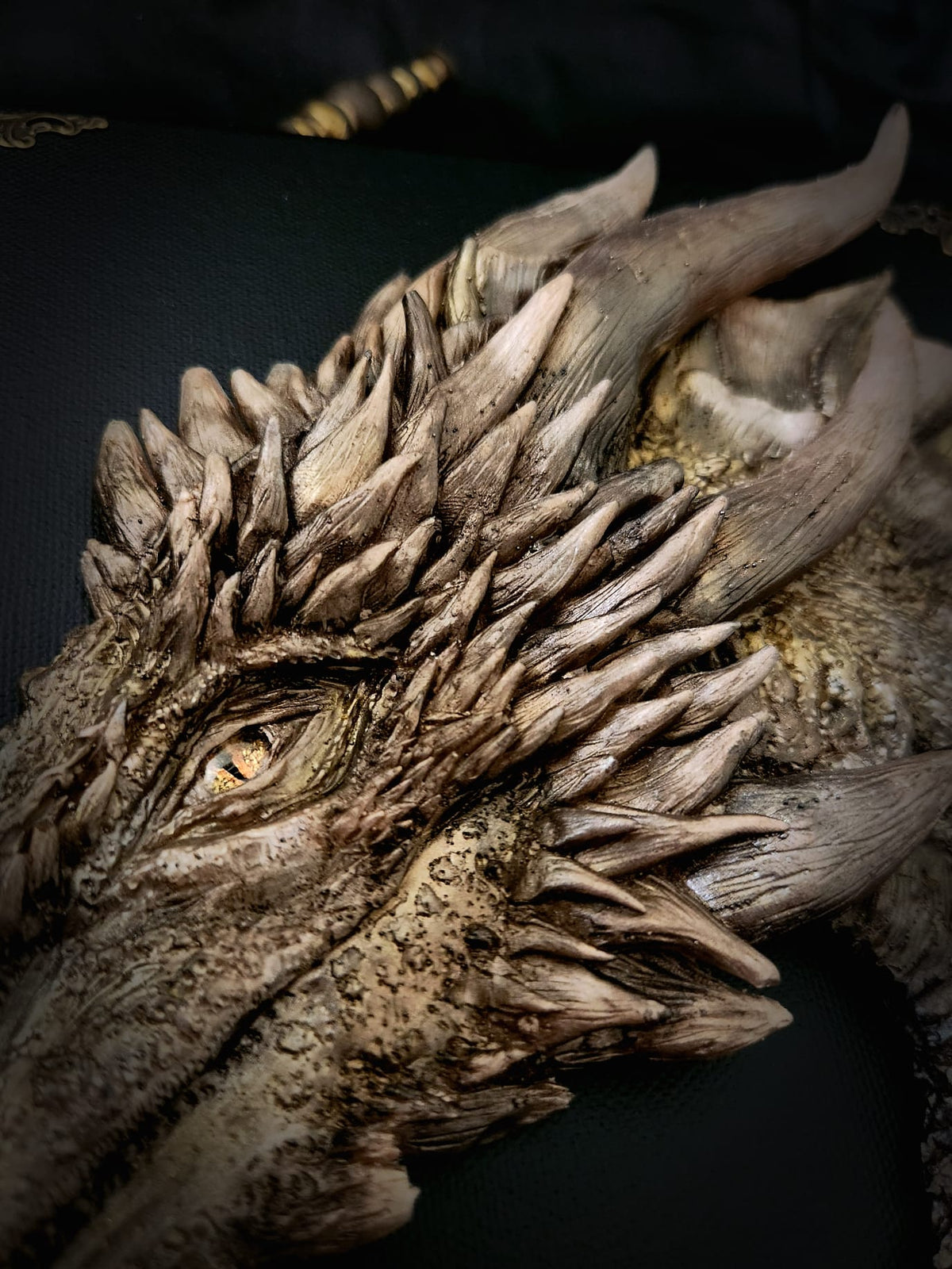 Sculpture murale de Viserion peinte à la main sur toile noire 24 x 30 cm – Scales