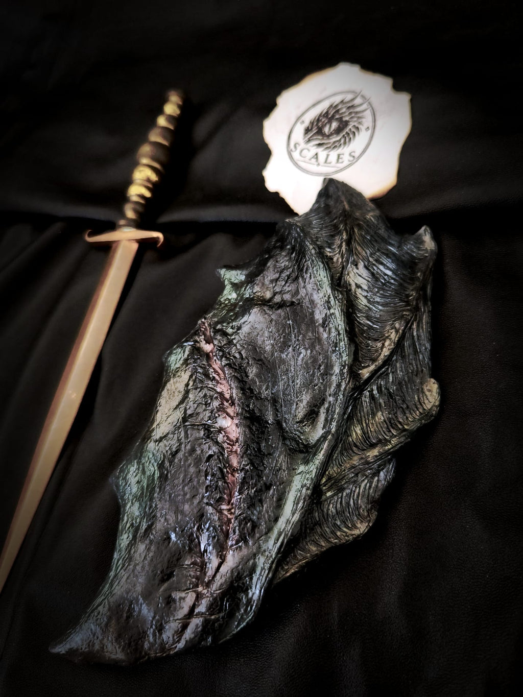 Détail de l’écaille d’Abraxos avec cicatrice sculptée et finitions peintes à la main – Scales