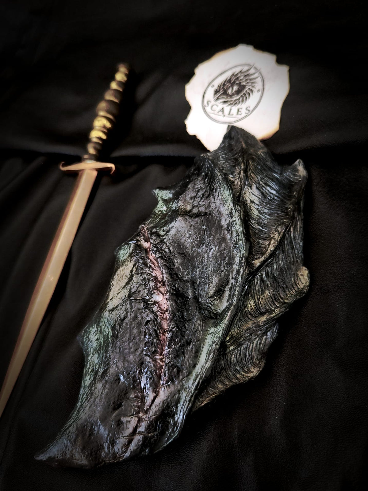 Détail de l’écaille d’Abraxos avec cicatrice sculptée et finitions peintes à la main – Scales