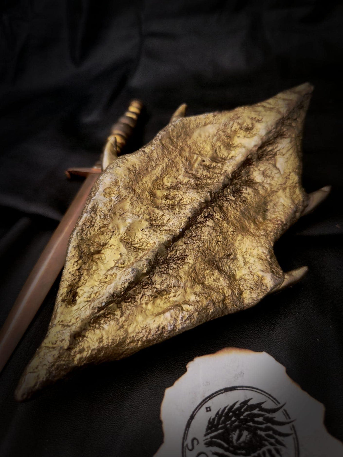 Détail des reliefs et nuances de l’arrière de l’écaille de Viserion