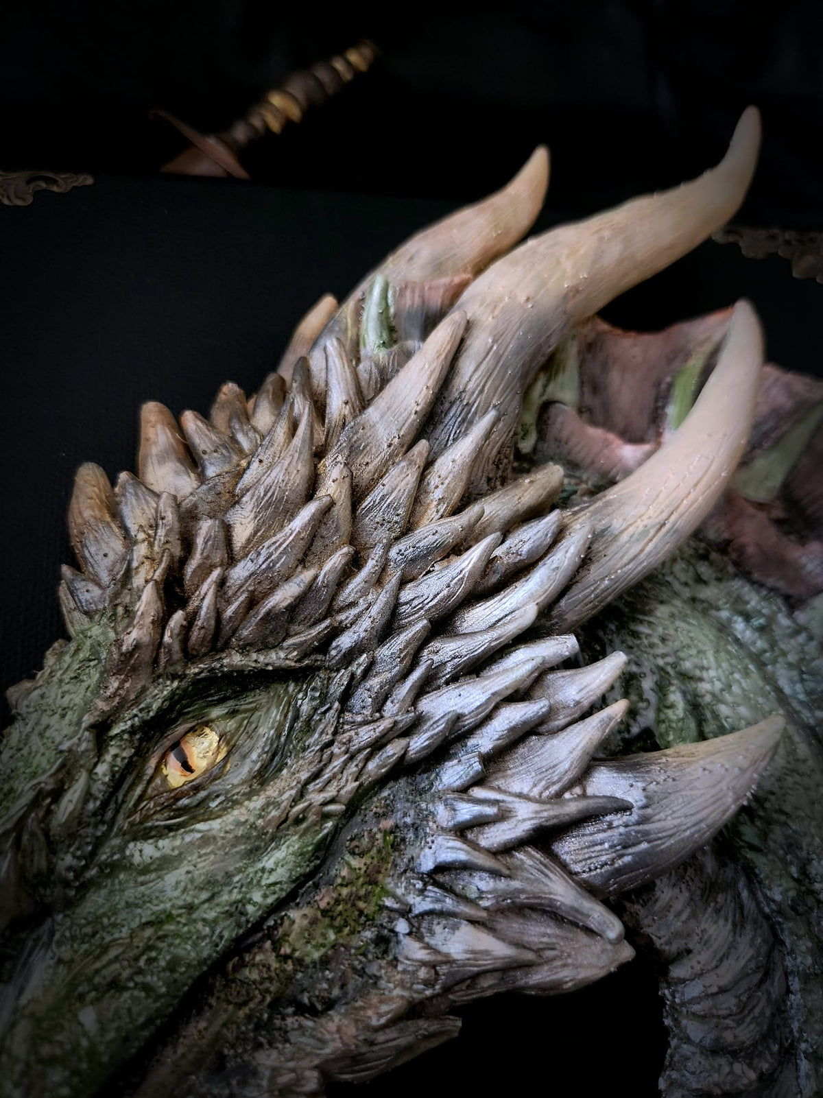 Sculpture murale de Rhaegal peinte à la main sur toile noire 24 x 30 cm – Scales