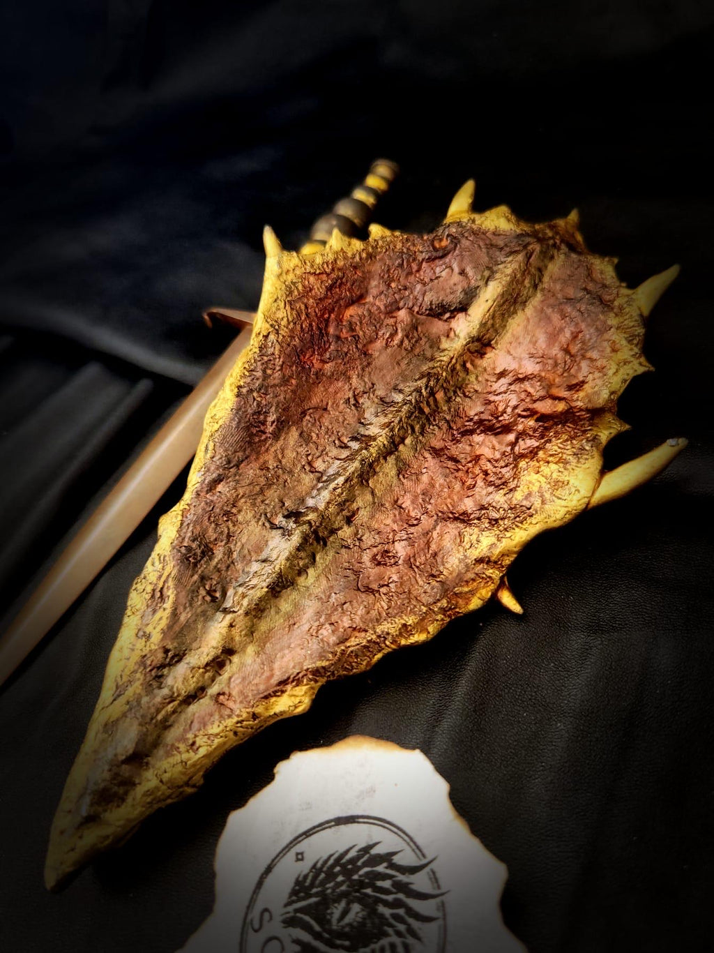 Détail des reliefs et reflets dorés de l’écaille de Smaug