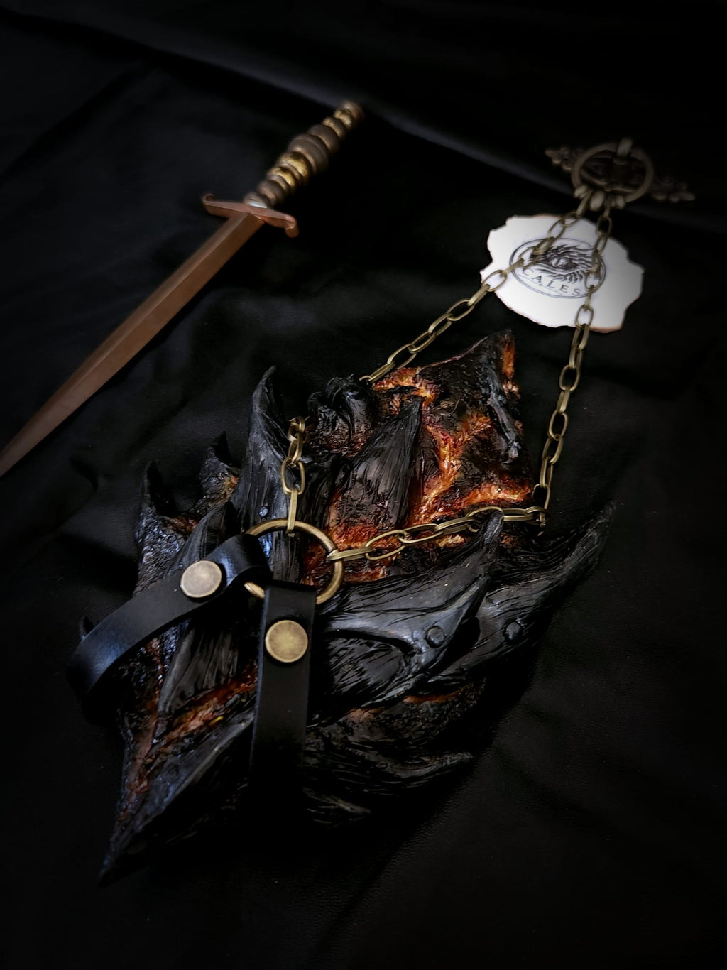 Écaille de Deathwing noire et incandescente avec harnais en cuir et chaîne – Scales