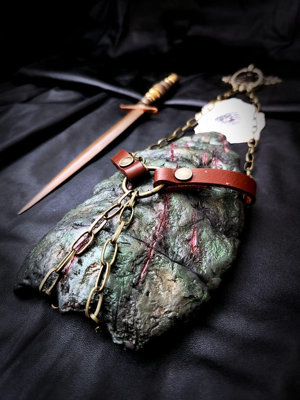 Écaille de Vhagar avec harnais en cuir de vachette