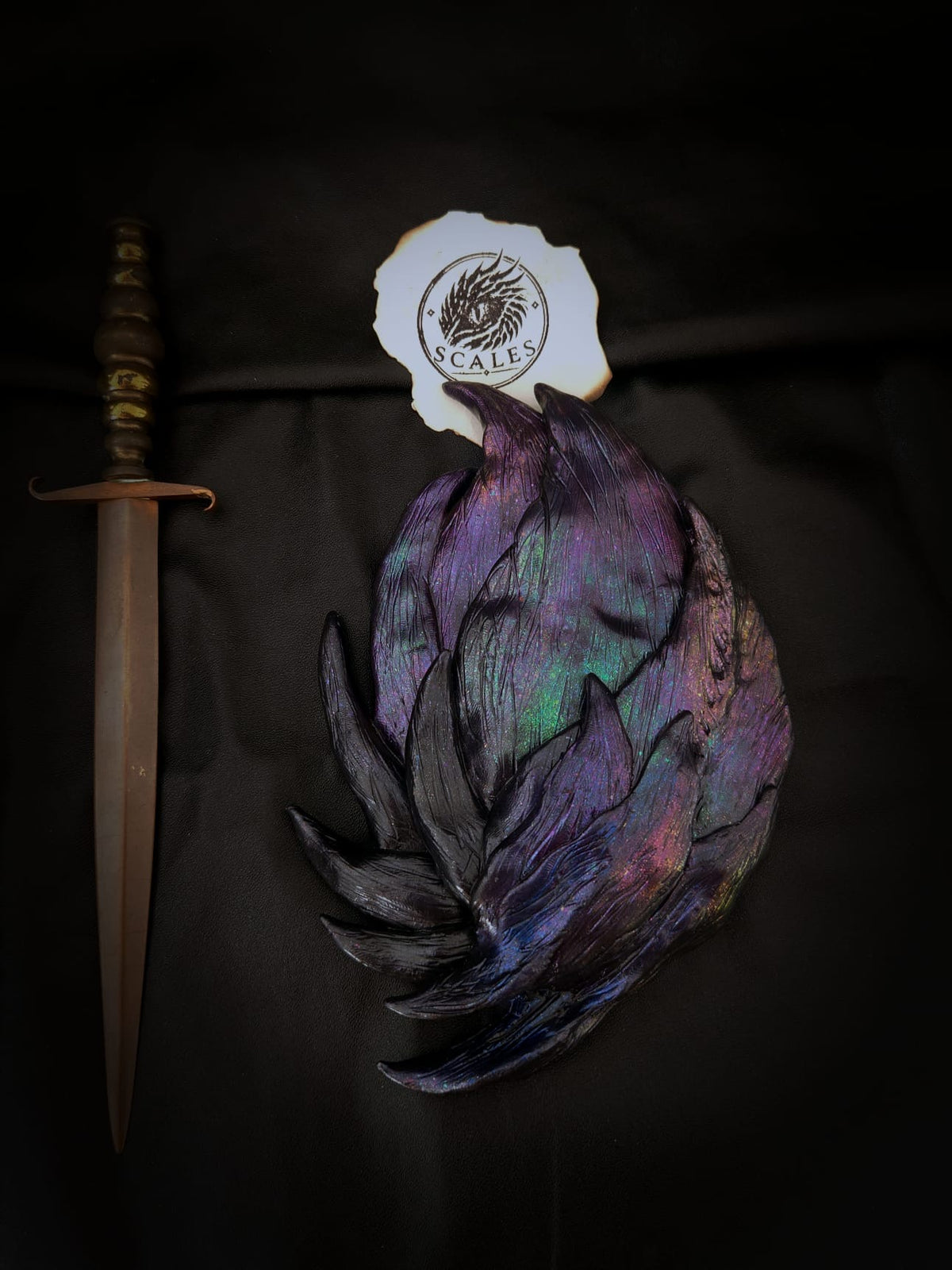 Écaille Andarna Irid sculptée et peinte à la main avec effets iridescents – Scales