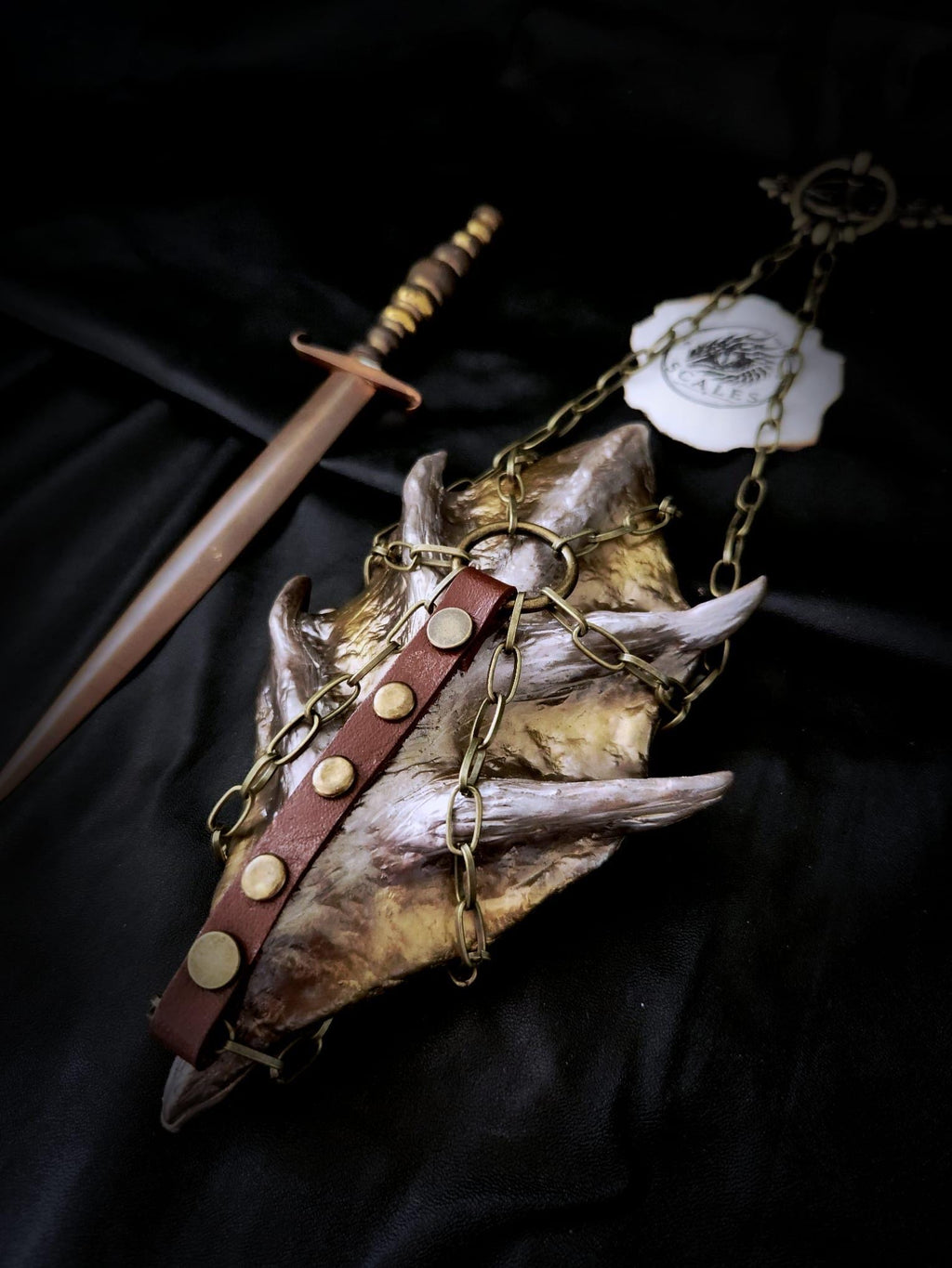 Écaille de Viserion avec harnais en cuir de vachette