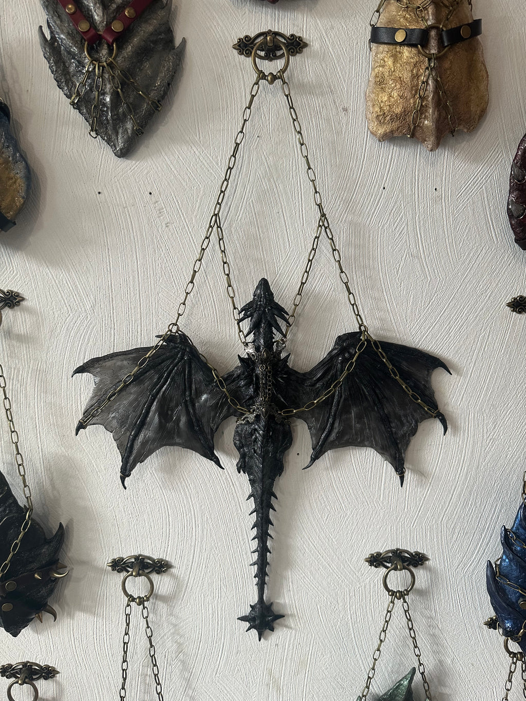     Dragon Tairn noir suspendu avec harnais de chaînes bronze – Scales