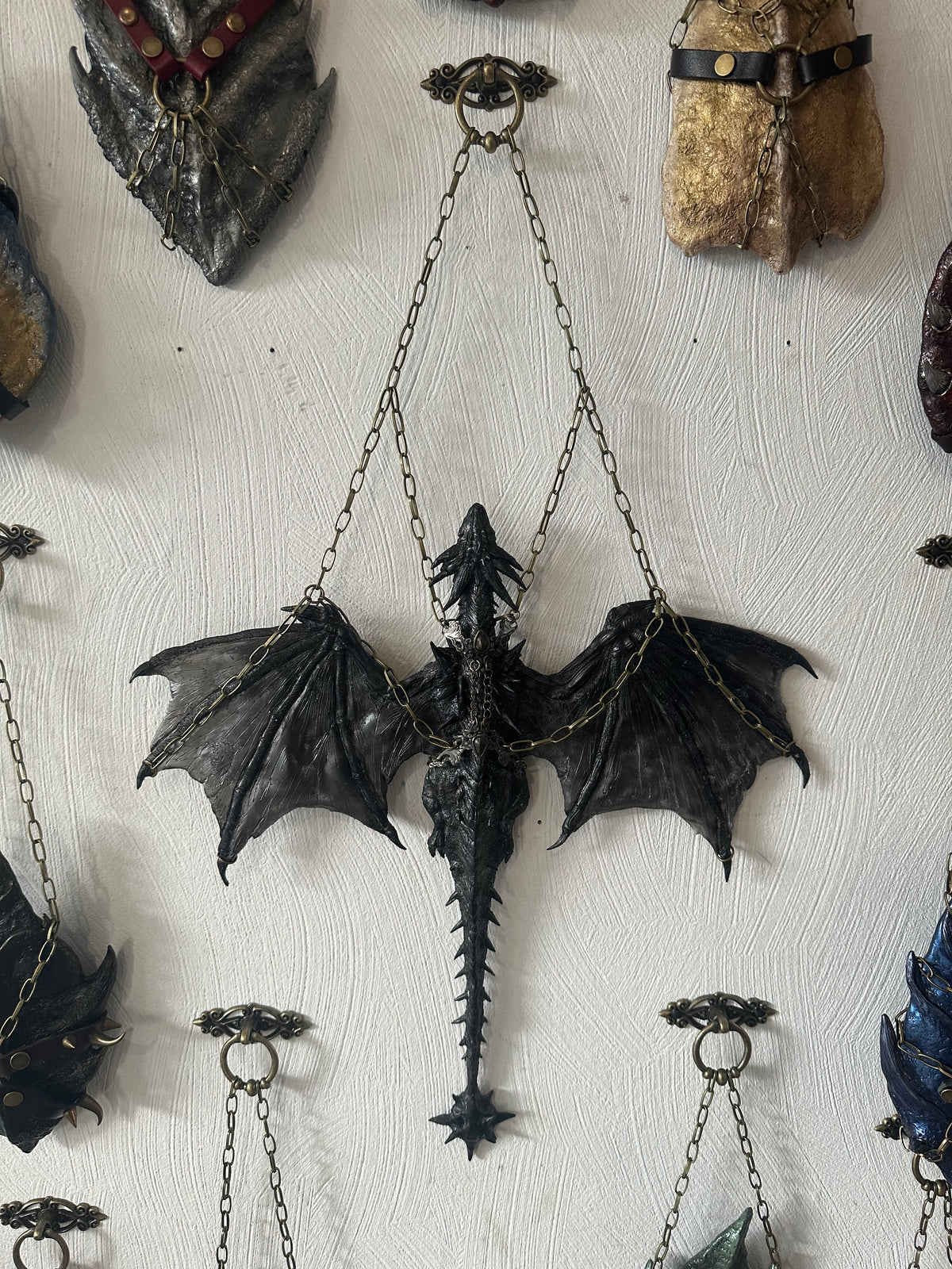     Dragon Tairn noir suspendu avec harnais de chaînes bronze – Scales