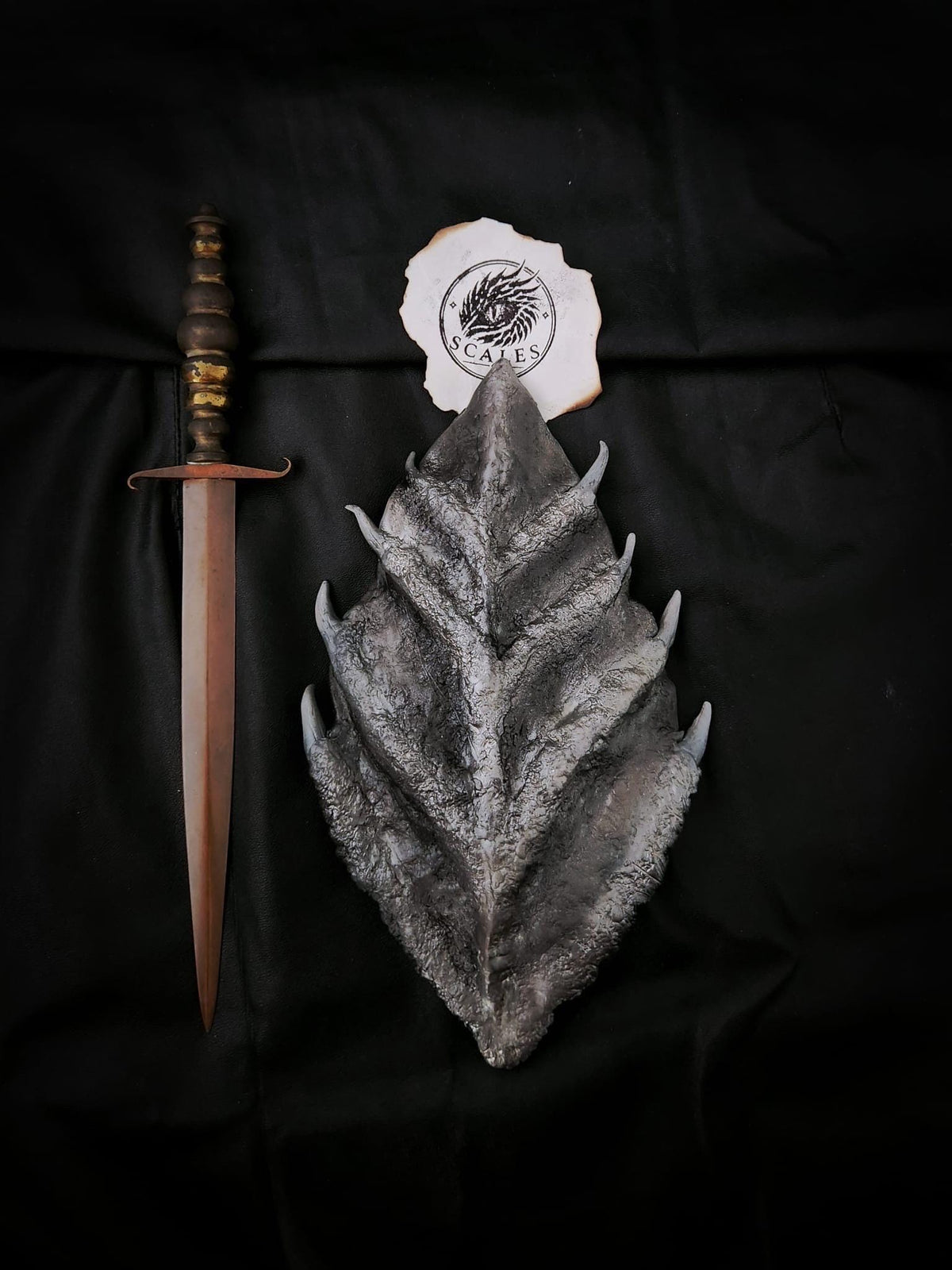 Écaille de Meraxes sculptée et peinte à la main
