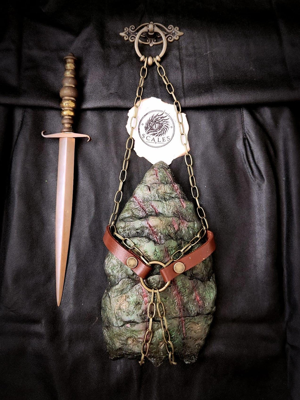 Écaille de Vhagar avec harnais en cuir de vachette