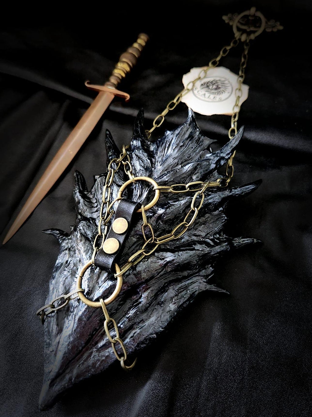 Écaille d’Ancalagon avec harnais en cuir de vachette