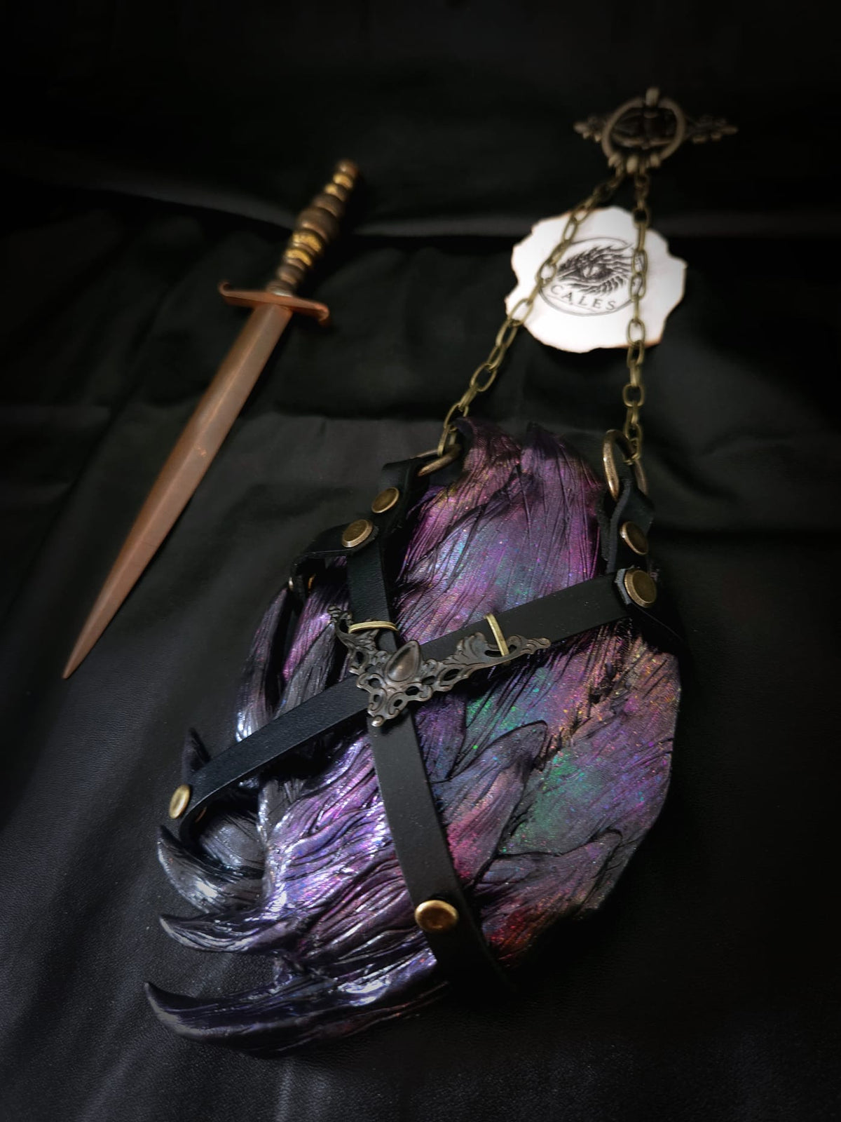 Écaille de dragon Andarna Irid violette et verte avec reflets changeants – Scales