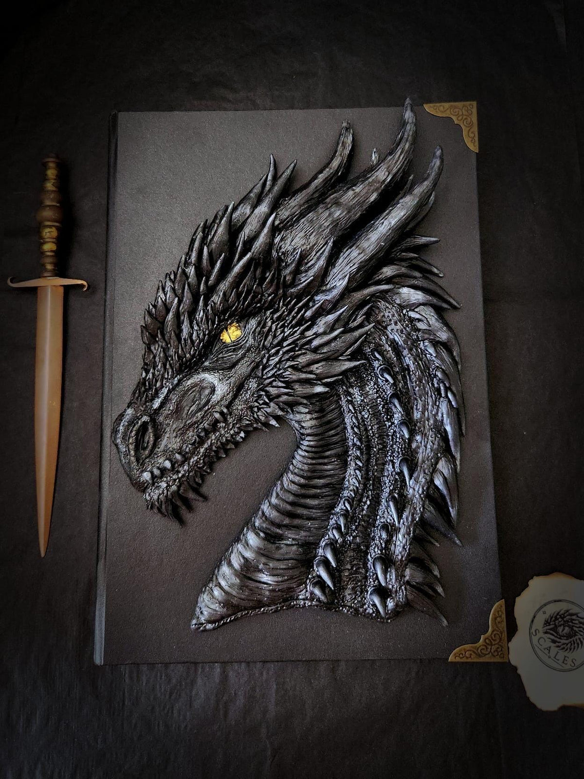 Sketchbook A4 Tairn avec sculpture de dragon peinte à la main – Scales