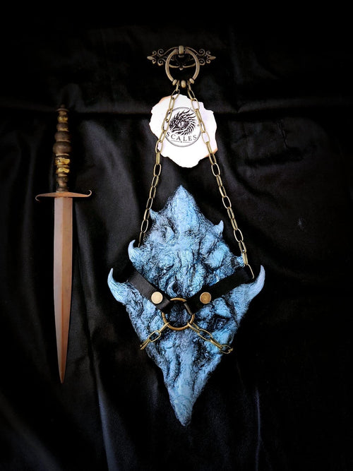 Écaille de dragon Aragon, avec harnais d'exposition en cuir et chaîne