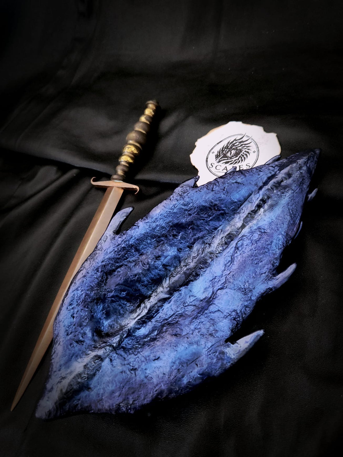 Écaille de dragon Sgaeyl bleue sculptée et peinte à la main – Scales
