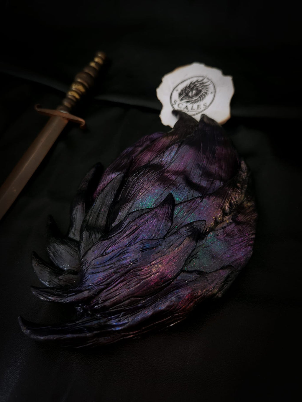 Écaille Andarna Irid sculptée et peinte à la main avec effets iridescents – Scales